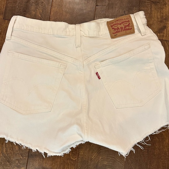 NWOT Levi’s 501 Womens High Rise Frayed Cutoff Shorts, White Size 29 button fly - Picture 7 of 7